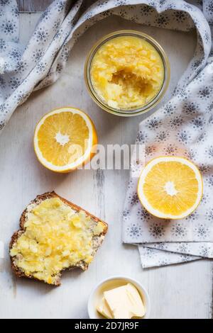 Marmellata d'arancia fatta in casa con fetta d'arancia sul tavolo Foto Stock