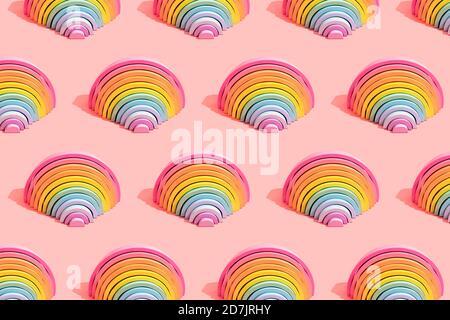 Immagine multipla di giocattoli arcobaleno colorati su sfondo rosa Foto Stock