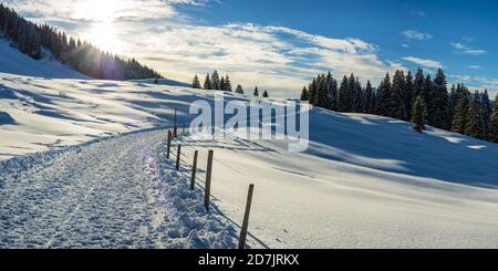 Tramonto su un sentiero innevato a Kleinwalsertal Foto Stock