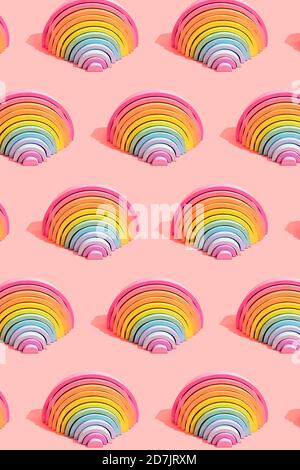 Immagine multipla di giocattoli arcobaleno colorati su sfondo colorato Foto Stock