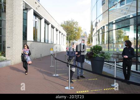 I visitatori che indossano maschere protettive aspettano di entrare nel Museo Van Gogh in mezzo alla pandemia di Coronavirus il 23 ottobre 2020 ad Amsterdam, Paesi Bassi. La città di Amsterdam ha ora uno dei peggiori tassi di infezione del Covid-19 in Europa, oggi il numero di casi segnalati di COVID-19 continua ad aumentare in tutte le regioni dei Paesi Bassi con 10,007 nuovi casi in 24 ore secondo l'ultima indagine dell'istituto di sanità pubblica (RIVM). (Foto di Paulo Amorim/Sipa USA) Foto Stock