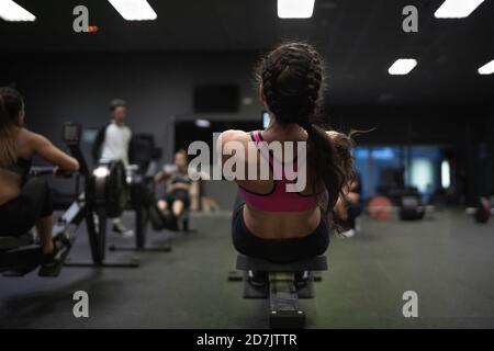 Atleti che si allenano su una panca per pesi in palestra Foto Stock