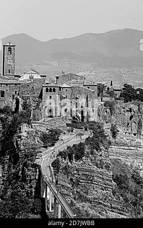 Vista dell'antica città italiana detta CIVITA DI BAGNO regio In Italia centrale con effetto balcazzo e bianco Foto Stock