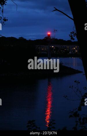 Lanterna rossa di segnalazione nel punto esatto in cui il fiume meno sta allagando nel fiume Rhein al Mainspitze in Magonza, Germania durante la notte Foto Stock