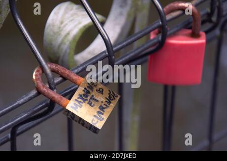 Des cadenas attachés aux rembardes d'un pont pour sceller des amours Foto Stock