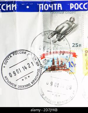 MOSCA, RUSSIA - 11 MARZO 2020: Francobollo stampato in Russia con il timbro di Krymsk mostra Luge, Sport Olimpico invernale, Cremlino di Mosca, serie, circa 2 Foto Stock