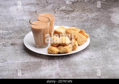 indiano khari o Kharee o salato Puff Pasty spuntini, serviti con tè indiano caldo. Foto Stock