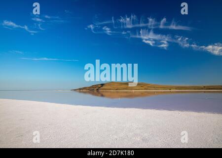 Lago salato rosa Sasik-Sivash, Yevpatoria, Crimea. L'acqua di questo lago è fortemente satura di sale e ha un colore rosa. Paesaggio molto bello Foto Stock