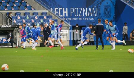 Stadio Poznan, Poznan, Polonia. 22 ottobre 2020. Europa League football, Lech Poznan contro Benfica; Lecha giocatori durante il warm up Credit: Action Plus Sports/Alamy Live News Foto Stock