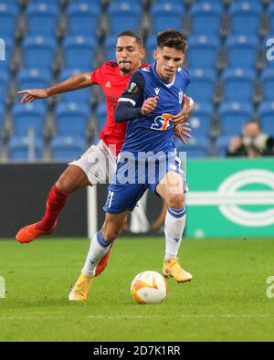 Stadio Poznan, Poznan, Polonia. 22 ottobre 2020. Europa League football, Lech Poznan contro Benfica; Gilberto (Benfica) tenuto fuori da Filip Marchw (lech) Credit: Action Plus Sports/Alamy Live News Foto Stock