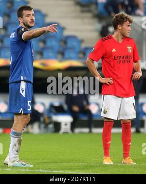 Stadio Poznan, Poznan, Polonia. 22 ottobre 2020. Europa League football, Lech Poznan contro Benfica; Djordje Crnomarkovic (Lech) dà istruzioni alla sua linea Credit: Action Plus Sports/Alamy Live News Foto Stock