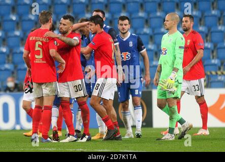 Stadio Poznan, Poznan, Polonia. 22 ottobre 2020. Europa League football, Lech Poznan contro Benfica; Jan Vertonghen (Benfica) festeggia con i compagni di squadra Credit: Action Plus Sports/Alamy Live News Foto Stock