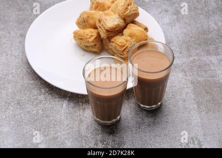 indiano khari o Kharee o salato Puff Pasty spuntini, serviti con tè indiano caldo. Foto Stock