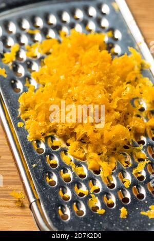 Zest arancione organico grezzo pronto a cucinare con Foto Stock