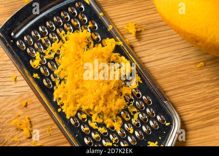 Zest arancione organico grezzo pronto a cucinare con Foto Stock