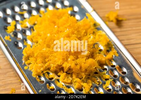 Zest arancione organico grezzo pronto a cucinare con Foto Stock