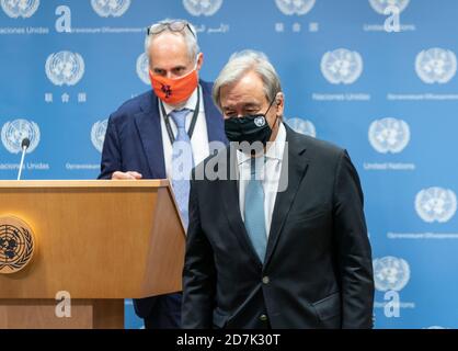New York, Stati Uniti. 23 Ott 2020. Il Segretario Generale delle Nazioni Unite Antonio Guterres conduce un incontro stampa sulla Libia presso la sede delle Nazioni Unite a New York il 23 ottobre 2020. Il Segretario generale si è rivolto ai media in occasione della firma di un accordo di cessate il fuoco da parte delle parti libiche a Ginevra. (Foto di Lev Radin/Sipa USA) Credit: Sipa USA/Alamy Live News Foto Stock