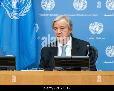 New York, Stati Uniti. 23 Ott 2020. Il Segretario Generale delle Nazioni Unite Antonio Guterres conduce un incontro stampa sulla Libia presso la sede delle Nazioni Unite a New York il 23 ottobre 2020. Il Segretario generale si è rivolto ai media in occasione della firma di un accordo di cessate il fuoco da parte delle parti libiche a Ginevra. (Foto di Lev Radin/Sipa USA) Credit: Sipa USA/Alamy Live News Foto Stock