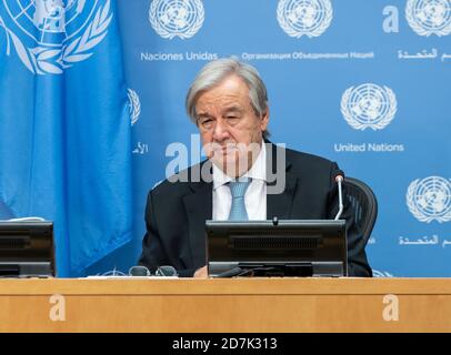 New York, Stati Uniti. 23 Ott 2020. Il Segretario Generale delle Nazioni Unite Antonio Guterres conduce un incontro stampa sulla Libia presso la sede delle Nazioni Unite a New York il 23 ottobre 2020. Il Segretario generale si è rivolto ai media in occasione della firma di un accordo di cessate il fuoco da parte delle parti libiche a Ginevra. (Foto di Lev Radin/Sipa USA) Credit: Sipa USA/Alamy Live News Foto Stock