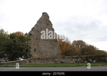 Winchelsea, East Sussex, UK - 8 ottobre 2020: Muro rimanente del St John's Hospital Almshouse per i poveri - 15 ° secolo a Pewis Marsh. Solo 1 muro Foto Stock