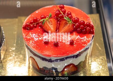 Una torta Big Mix Red Berry in Patisserie Foto Stock