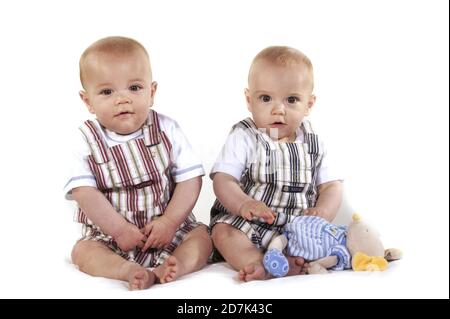 BAMBINI, RAGAZZI CHE GIOCANO CON UN MORBIDO GIOCATTOLO Foto Stock