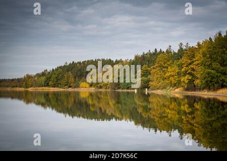 Zarsky rybnik, lago ZAR in autunno. ZAR, Repubblica Ceca, Europa Foto Stock