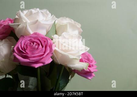 Rose posy su sfondo verde, primo piano Foto Stock