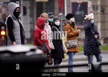 Varsavia, Pl. 23 Ott 2020. Le persone in attesa di semafori si vedono indossare maschere a Varsavia, Polonia, il 23 ottobre 2020. Il governo polacco ha annunciato nuove restrizioni saranno introdotte a partire da sabato, dopo che nuovi casi di coronavirus sono saliti bruscamente in giorni consecutivi. I ristoranti e i ristoranti possono fornire solo ordini di take-out per le prossime due settimane e le scuole primarie si accerteranno all'apprendimento remoto. (Foto di Jaap Arriens/Sipa USA) Credit: Sipa USA/Alamy Live News Foto Stock