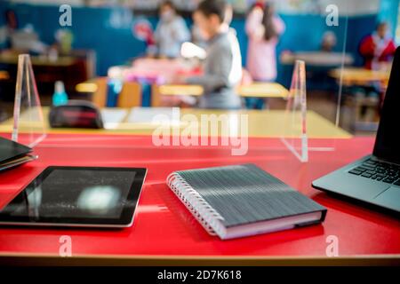 Forniture scolastiche su scrivania dopo la riapertura della scuola Foto Stock