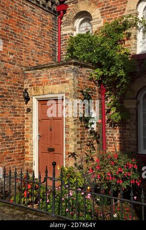 Portico d'ingresso in mattoni per la vecchia casa in High Street, Bridlington città vecchia, Yorkshire, Regno Unito. Foto Stock