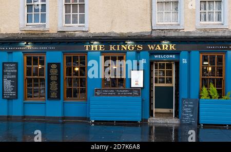 The Shore, Leith, Edimburgo, Scozia, Regno Unito, 23 ottobre 2020. Bar e ristoranti: Molti ristoranti sono chiusi poiché il governo scozzese estende le restrizioni durante la pandemia del Covid-19 per una terza settimana, ma molti sono ancora aperti e servono cibo da asporto e birra. Lo storico pub, il King's Wark bar & Restaurant, è aperto per piatti di pesce prenotati. Foto Stock