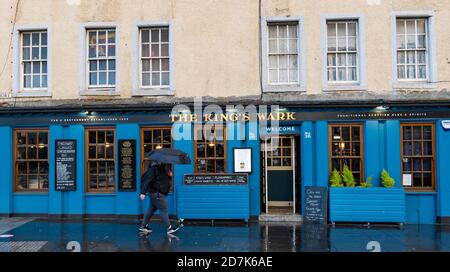 The Shore, Leith, Edimburgo, Scozia, Regno Unito, 23 ottobre 2020. Bar e ristoranti: Molti ristoranti sono chiusi poiché il governo scozzese estende le restrizioni durante la pandemia del Covid-19 per una terza settimana, ma molti sono ancora aperti e servono cibo da asporto e birra. Lo storico pub, il King's Wark bar & Restaurant, è aperto per piatti di pesce prenotati. Foto Stock