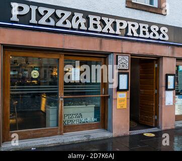 The Shore, Leith, Edimburgo, Scozia, Regno Unito, 23 ottobre 2020. Bar e ristoranti: Molti ristoranti sono chiusi poiché il governo scozzese estende le restrizioni durante la pandemia del Covid-19 per una terza settimana, ma molti sono ancora aperti e servono cibo da asporto e birra. Pizza Express è aperto solo per asporto. Foto Stock