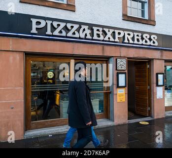 The Shore, Leith, Edimburgo, Scozia, Regno Unito, 23 ottobre 2020. Bar e ristoranti: Molti ristoranti sono chiusi poiché il governo scozzese estende le restrizioni durante la pandemia del Covid-19 per una terza settimana, ma molti sono ancora aperti e servono cibo da asporto e birra. Pizza Express è aperto solo per asporto. Foto Stock