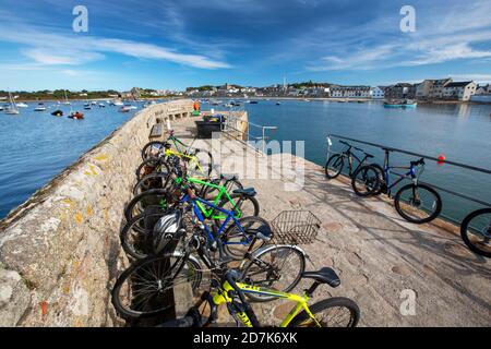 Biciclette sul porto di Hugh Town, St Mary's Scilly Isles. Foto Stock