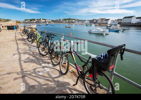 Biciclette sul porto di Hugh Town, St Mary's Scilly Isles. Foto Stock