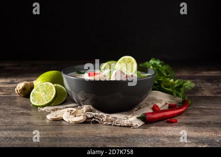 Cucina tradizionale tailandese Tom Kha Gai in ciotola su legno tabella Foto Stock