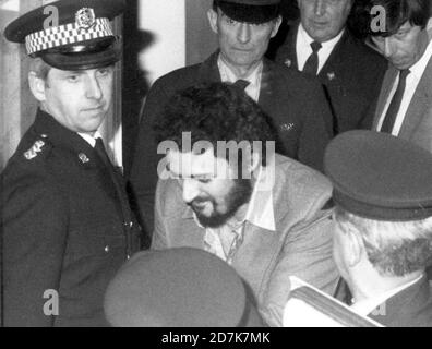 IL RIPPER DELLO YORKSHIRE PETER SUTCLIFFE LASCIA LA CORONA DELL'ISOLA DI WIGHT CORTE A NEWPORT DOPO AVER DATO PROVA CONTRO JAMES COSTELLO WHO FU ACCUSATO DI ATTACCARLO NELLA PRIGIONE PARKHURST DEL 1983 Foto Stock