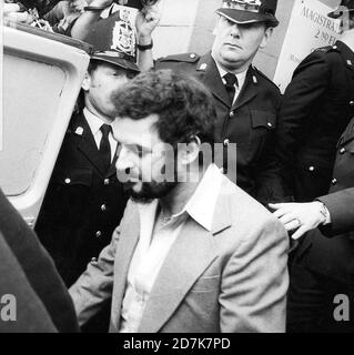 IL RIPPER DELLO YORKSHIRE PETER SUTCLIFFE LASCIA LA CORONA DELL'ISOLA DI WIGHT CORTE A NEWPORT DOPO AVER DATO PROVA CONTRO JAMES COSTELLO WHO FU ACCUSATO DI ATTACCARLO NELLA PRIGIONE PARKHURST DEL 1983 Foto Stock