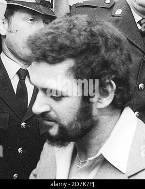 IL RIPPER DELLO YORKSHIRE PETER SUTCLIFFE LASCIA LA CORONA DELL'ISOLA DI WIGHT CORTE A NEWPORT DOPO AVER DATO PROVA CONTRO JAMES COSTELLO WHO FU ACCUSATO DI ATTACCARLO NELLA PRIGIONE PARKHURST DEL 1983 Foto Stock