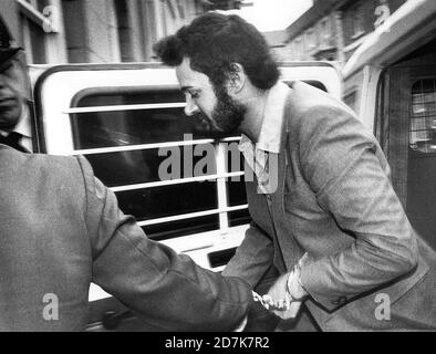 IL RIPPER DELLO YORKSHIRE PETER SUTCLIFFE ARRIVA ALL'ISOLA DI WIGHT CROWN COURT A NEWPORT DOPO AVER DATO PROVE CONTRO JAMES COSTELLO ACCUSATO DI ATTACCARLO NELLA PRIGIONE PARKHURST 1983 Foto Stock