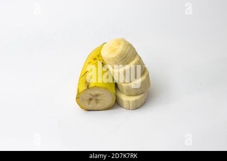 Fette di Banana isolato su sfondo bianco Foto Stock