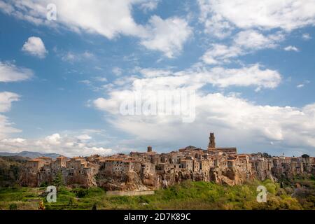 Paesaggio di Pitigliano in Toscana. Il centro storico è conosciuto come la piccola Gerusalemme per la presenza storica di una comunità ebraica. Foto Stock