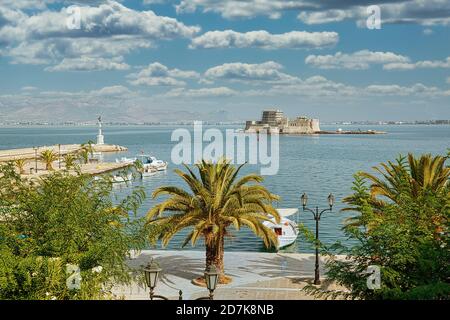 Il castello di Bourtzi sull'isola sulla costa di Nafplio, Grecia Foto Stock