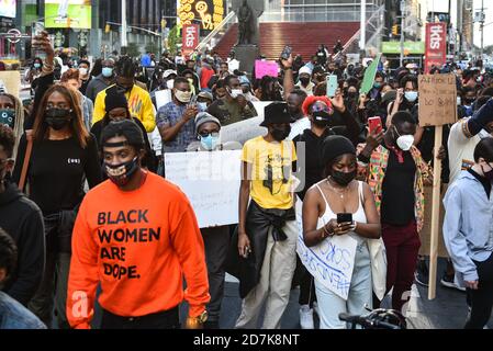 La gente marciano a Times Square come parte di un numero di EndSars protesta per condannare la brutalità della polizia e l'uccisione di pacifici Manifestanti in Nigera il 21 ottobre Foto Stock