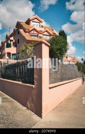 Angolo. Lussuosa casa singola in un bel quartiere residenziale Foto Stock