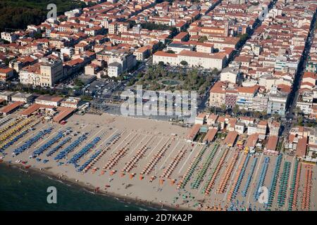 Veduta aerea della spiaggia e del lungomare di Viareggio Foto Stock