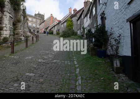 La famosa Gold Hill a Shaftsbury, conosciuta per l'annuncio di Hovis Foto Stock