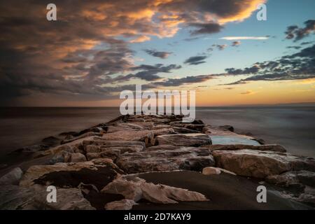 Tramonto invernale su una spiaggia di Toscana Foto Stock